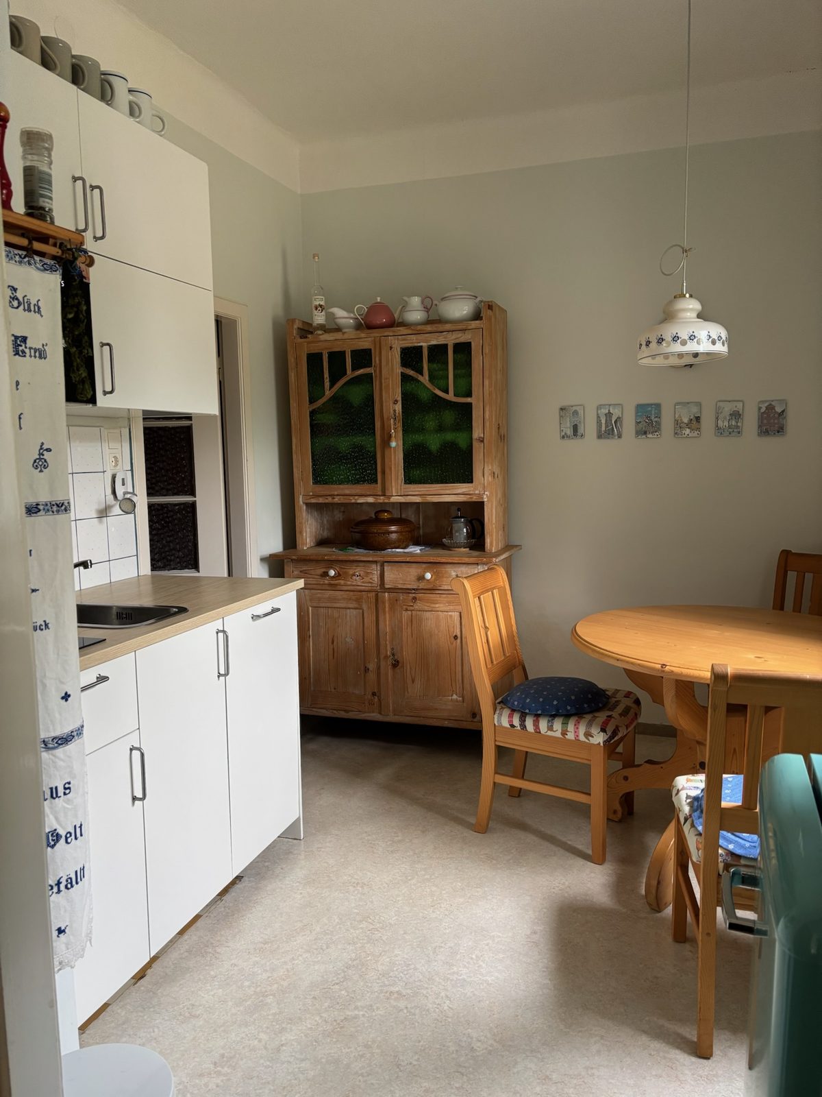 Landhausküche in Salbeigrün mit antikem Küchenbuffet
