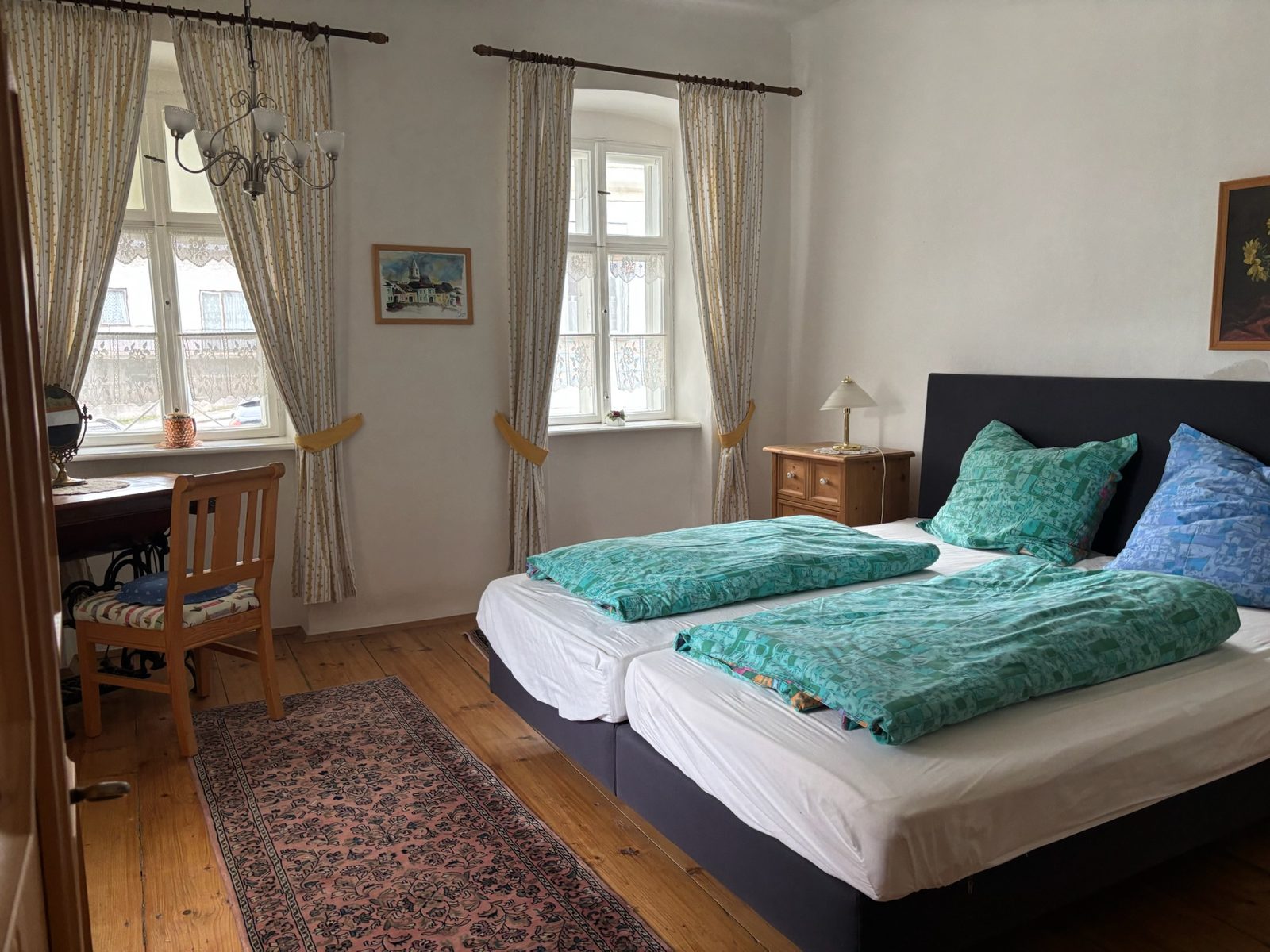 Helles Schlafzimmer mit Doppelbett und Holzboden