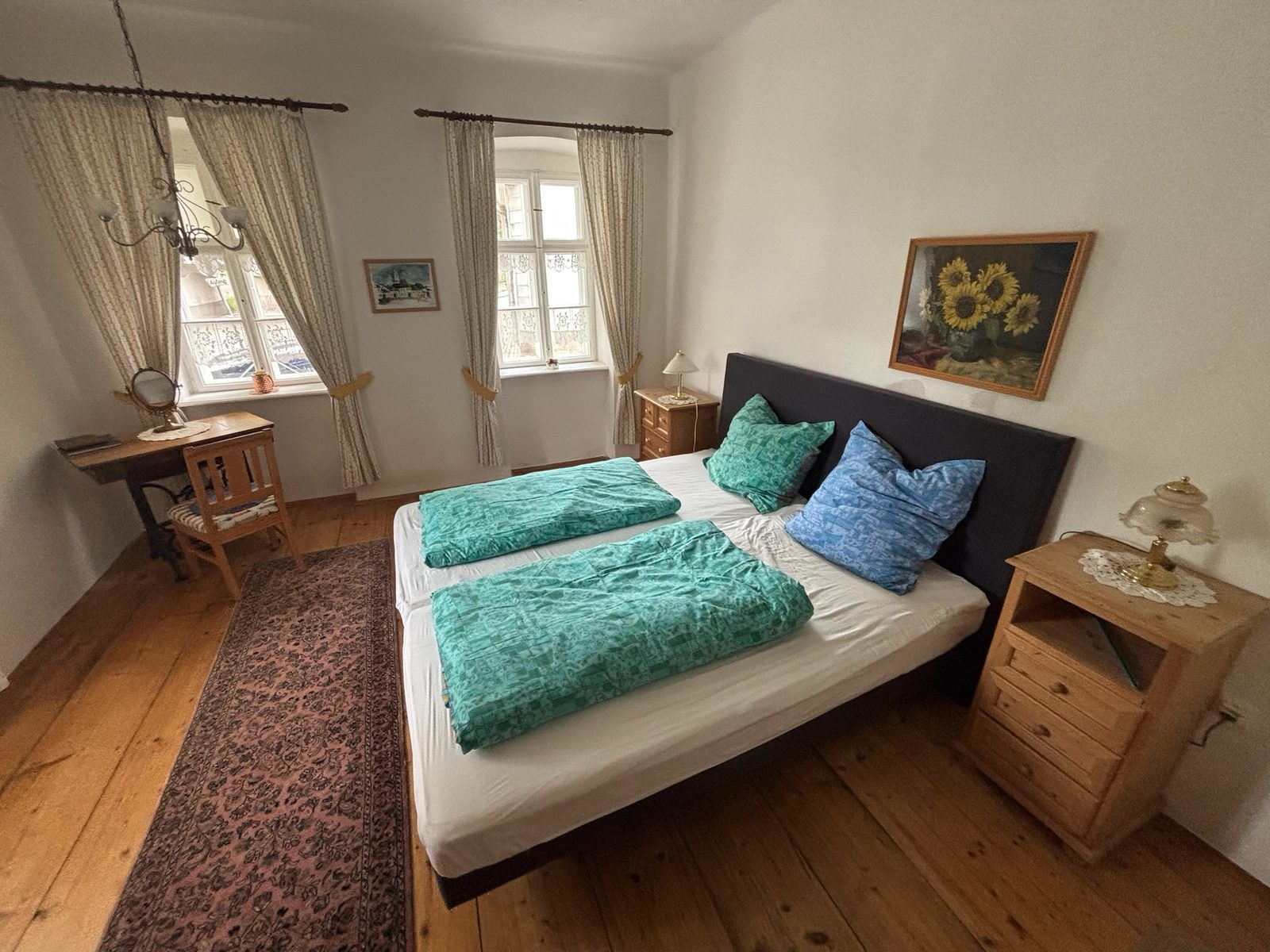 Schlafzimmer mit Arbeitsplatz